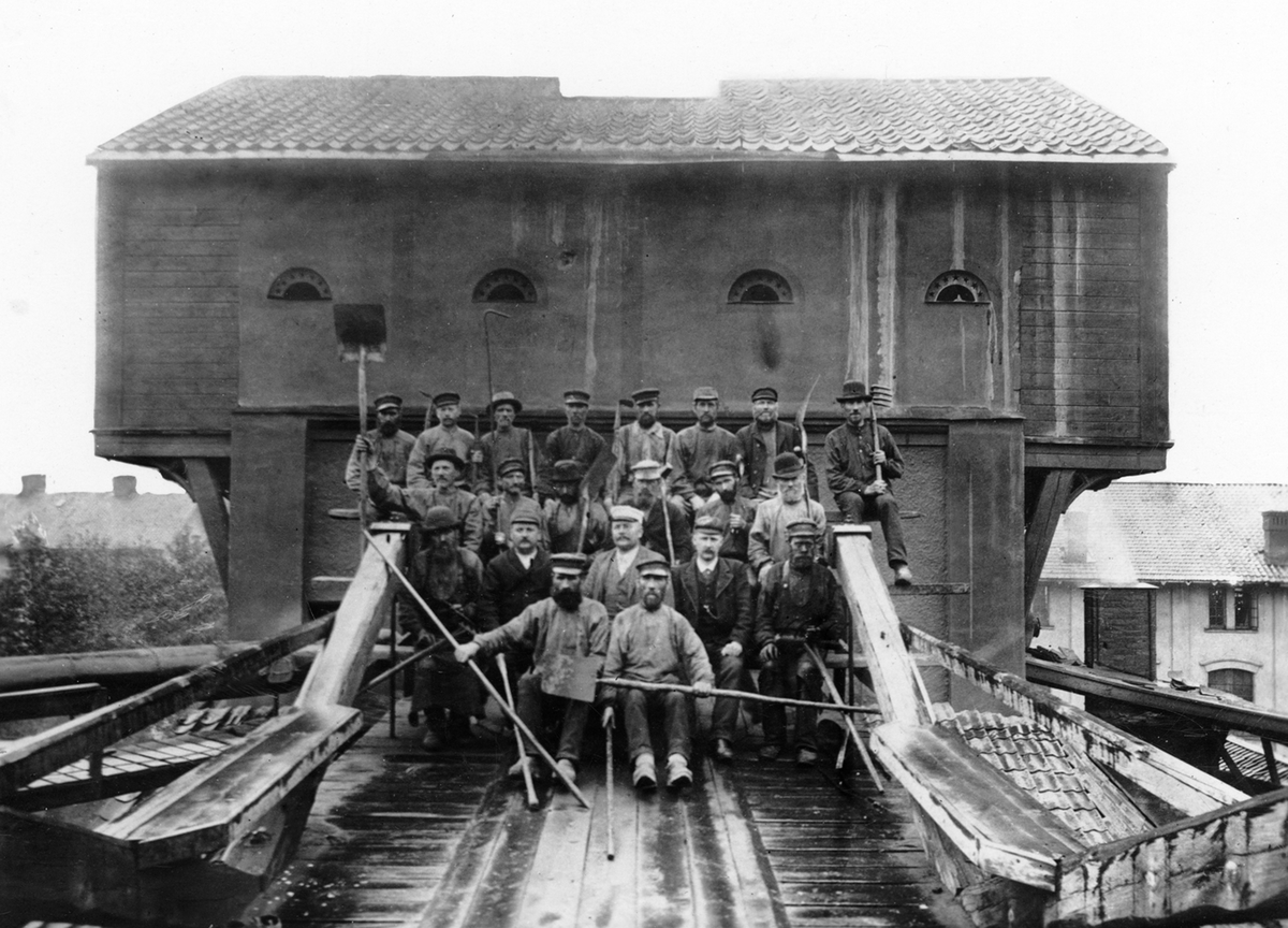 Övre delen av masugnen. Foto av foto från 1880-talet före masugnens höjning. Mannen till vänster om den med vita mössan är Ankarsrums sista masmästare Hallberg. I övrigt hyttarbetare.