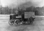 Lastvagn Daimler vid Automobilutställningen 1903 i Idrottsparken i Stockholm. 9 hkr. 2 cyl. bensinmotor.