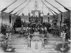 Blomsterarrangemang i monter om Bolinders gjutjärnsprodukter på utställning i Göteborg 1891.