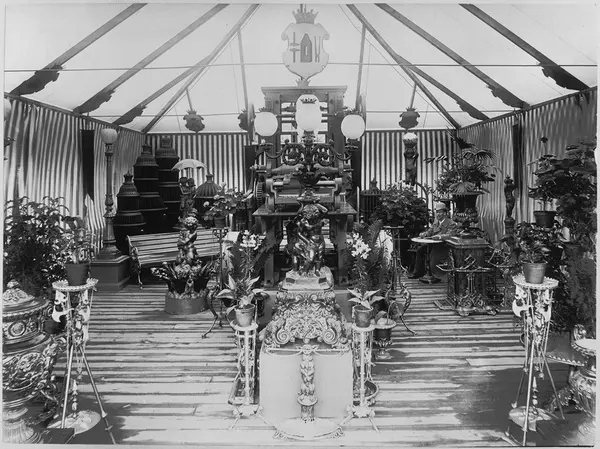 Blomsterarrangemang i monter om Bolinders gjutjärnsprodukter