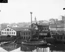 Båt vid Bolinders verkstadsindustribrygga på Kungsholmen.