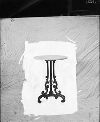 Bord med gjutjärnsstativ. Till hotell Rydberg.