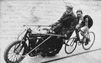 Föråkare på motorcykel och cyklisten Andrew Hansson omkring 1908 i en dansk velodrom.Farten kunde uppgå till 110 km/tim.