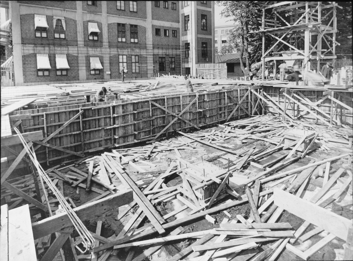 Byggherre: Byggnadsaktiebolaget Contractor, Stockholm. Tillbyggnader för AB Chokladfabriken Marabou. Arkitekt prof. Ivar Tengbom.