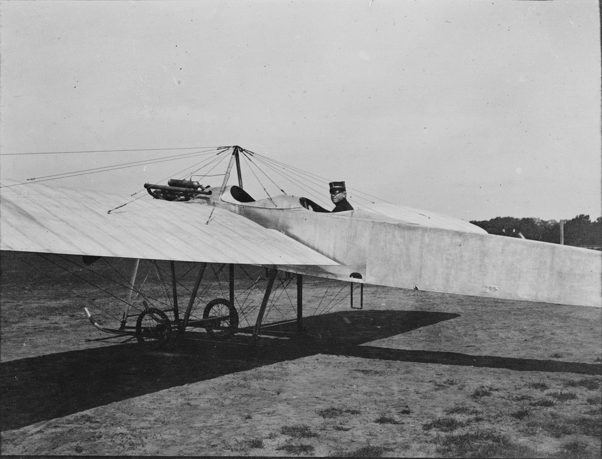 Bild från Oscar Asks verksamhet i Landskrona m.fl. platser åren 1910 - 1913. Löjtnant Greve Piper som passagerare. "Ask 3 "B" 2 sits.