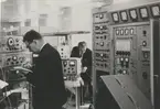 Kråks radiostation Karlsborg 1964. Intrimmning och prov av 20 KW KV-sändare, K 21, 22, 24. Närmast: Robert Almqvist.