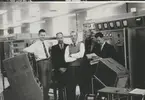 Kråks radiostation Karlsborg 1964. Intrimmning och prov av 20 KW KV-sändare, K 21, 22, 24. Från vänster: Bengt Dagås, Uno Nyström, K-H Loggert, Erik Eriksson, Robert Almqvist.