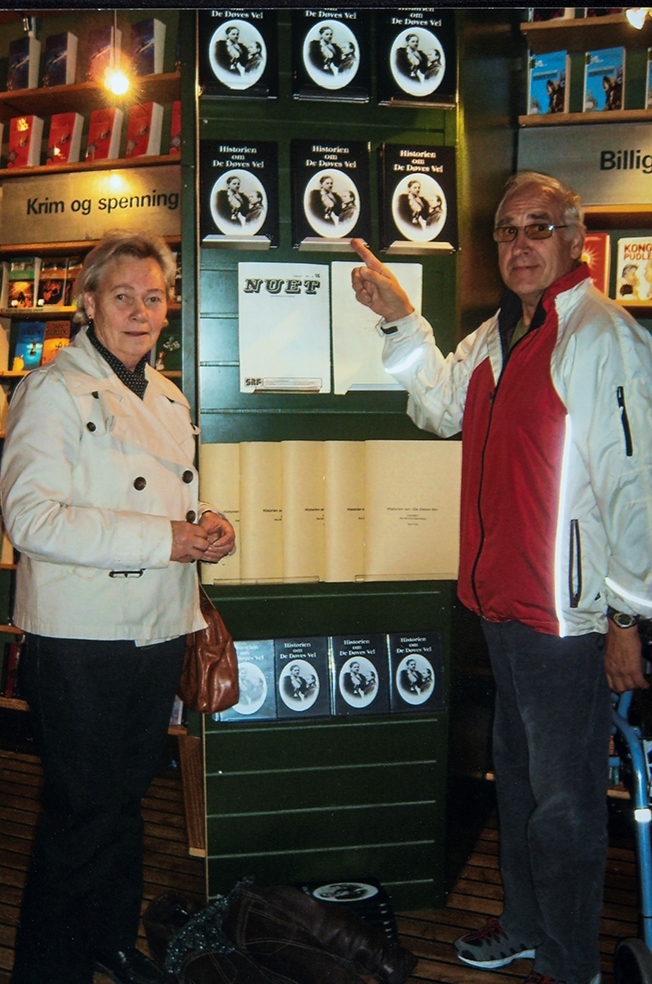 Gravdahl Bokhandel, Hamar. Presentasjon av boken "Historien om De Døves Vel. Bilde 1 f.v. Randi Byvold og Kåre Johansen. Bilde 2. Utstillingsvindu på Husfliden, arbeider utført på Døves Vel. Bilde 3. Annonse .

Bilde 2: Fotograf Per Holland.