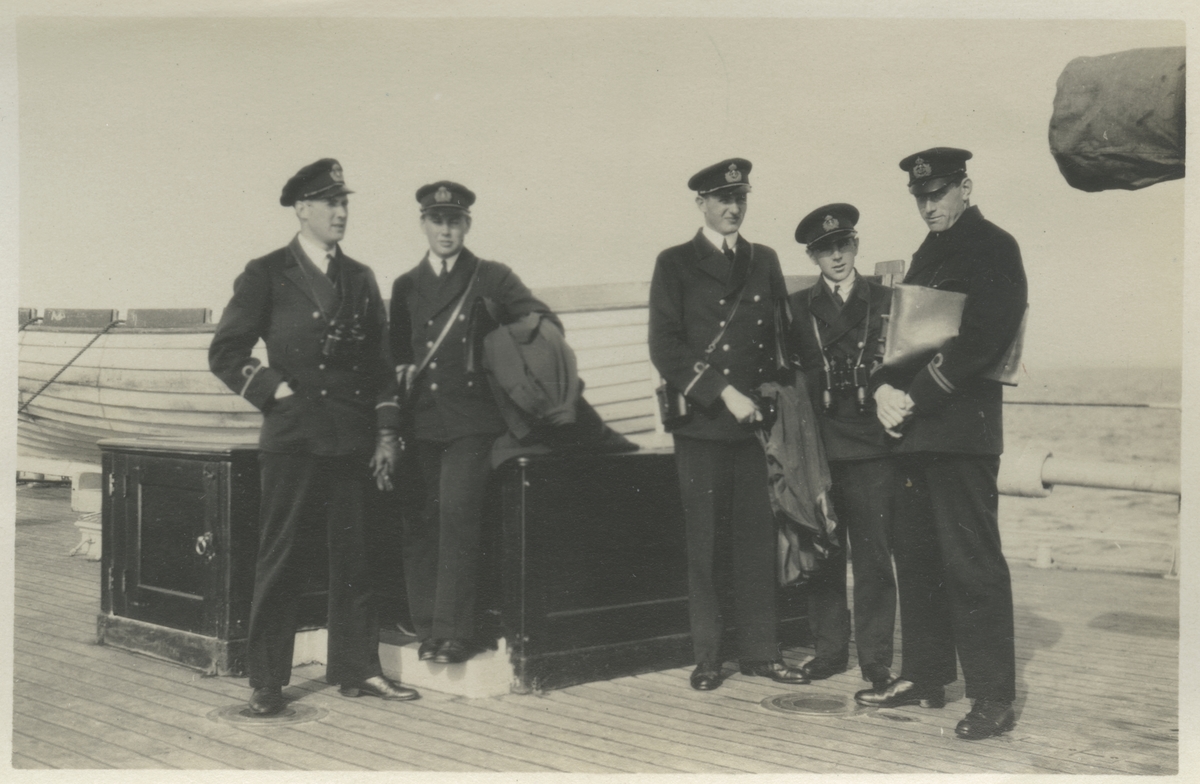 Fem officerare (varav två fänrikar och en löjtnant) på däck på oidentifierat örlogsfartyg.