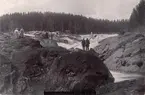 Sällskap på klippa vid Fällforsen, Ume älv.
Geografiska skolbilder 1906.