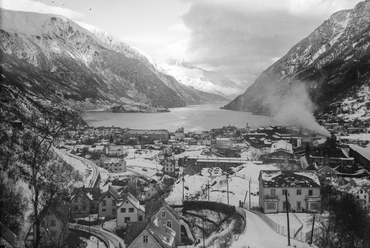 Odda sentrum sett frå Tungebrekke kring 1952-1954.