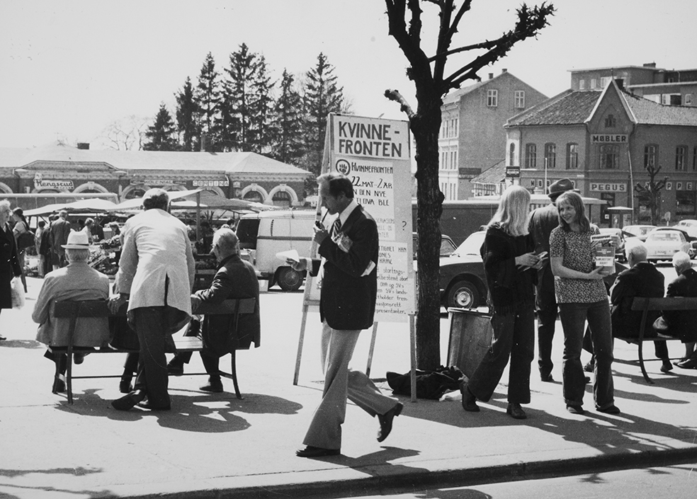Kvinnefronten,kvinnesak, abortloven, stand på Stortorget, Hamar. Utdeling av løpesedler.