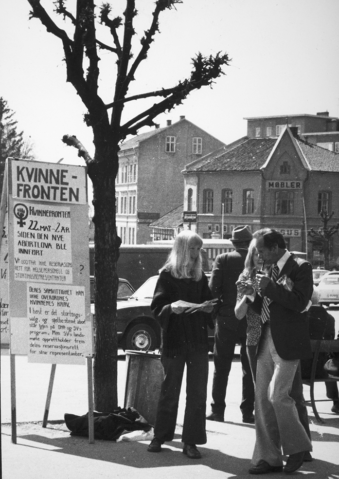 Kvinnefronten,kvinnesak, abortloven, stand på Stortorget, Hamar. Utdeling av løpesedler.