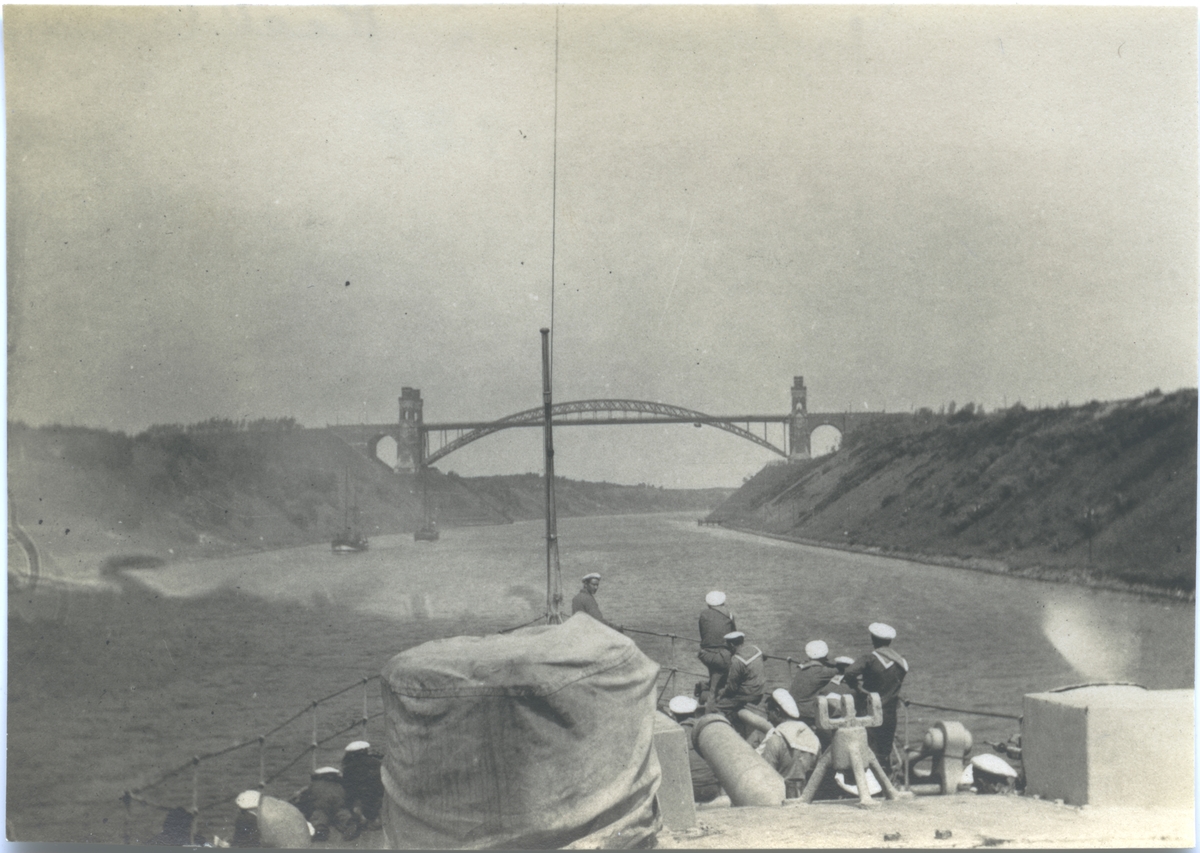 Pansarkryssaren FYLGIA i Kielkanalen. I bakgrunden järnvägsbron vid Levensau nära Kiel.