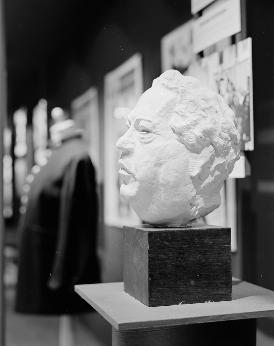 Skulptur-huvud föreställande Edvard Persson (1888-1957), Sveriges mest inkomstbringande filmstjärna någonsin. Inför filmen 100 år gjordes en utställning "Magiska Bilder komik, erotik, optik" den 26 april - 12 jan 1997. Producerad av Svenska Filminstitutet i samarbete med Telemuseum och Tekniska Museet. Formgivning Mikael Sylwan och Ulrika Wolff. Idé och koncept Anna-Lena Wibom.
