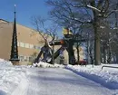 Vinterbild av Tekniska Musees framsida i förgrunden utställningen 