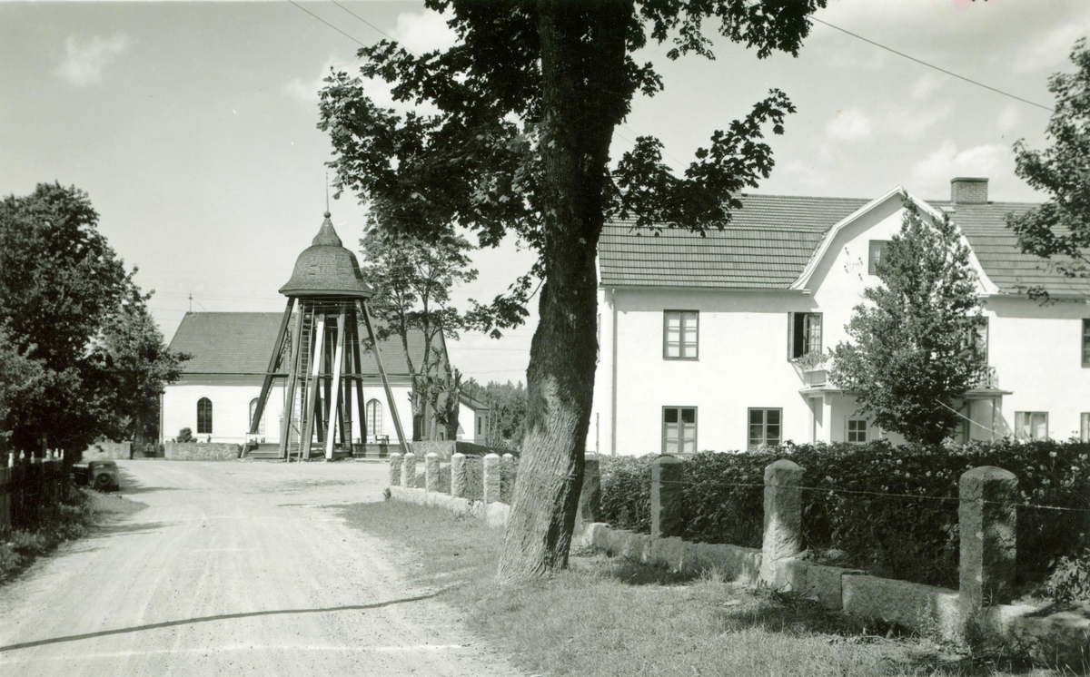 Hus, klockstapel och kyrka i Påryd.