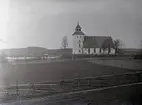 Järeda kyrka med stenmur och gärdsgård.