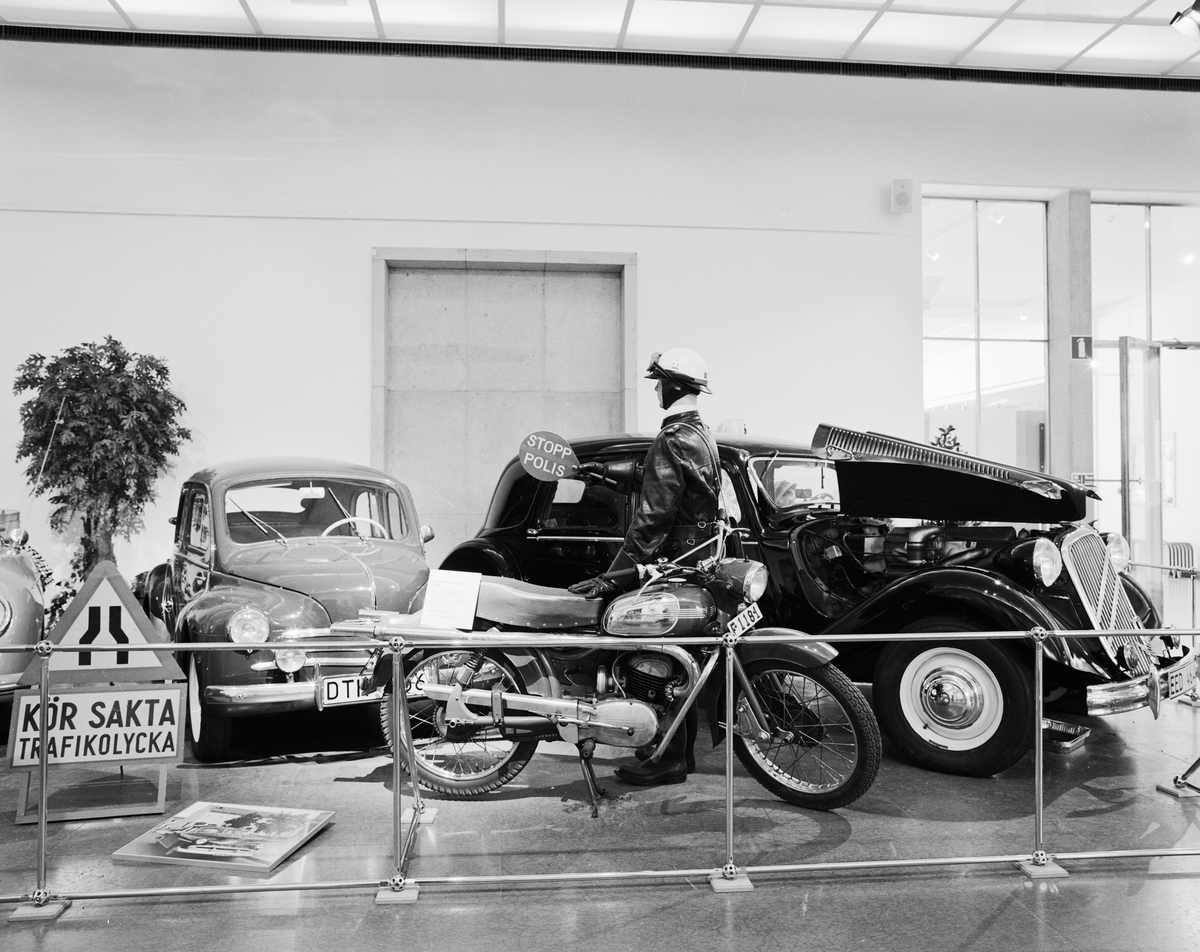 Dokumentation av "Automobilhistoriska klubben" utställningen, Sverige- salen. Husqvarna motorcykel 281 sport 1956, Citroën B15 1951, Renault 4cv och docka med 50-tals kläder.