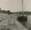 Vy från hamnen i Stora Rör. Ett fartyg vid en hamn med kalksten.