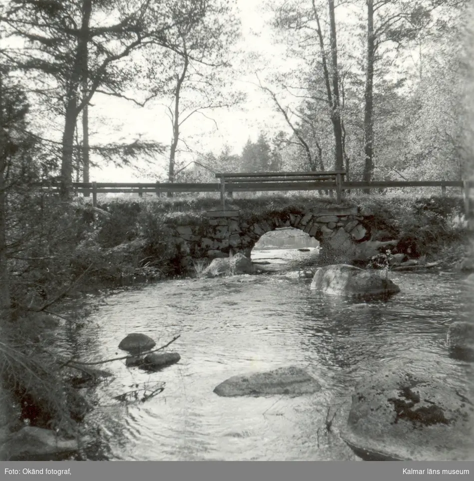 Vattendrag och en bro till vägen Tuna-Vena.

Bro över Kvarnsjöns utloppså. Foto M. Hofrén 1950.