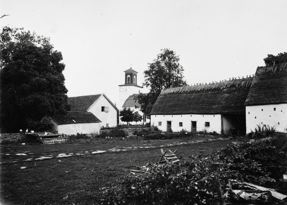 Fägården med portlidret på prästgården, sedd från sydost.