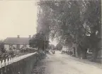 Motiv från bygatan i Skogsby 1910.