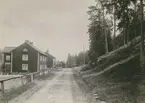 Parti av gamla bruksgatan med typiska arbetarebostäder.