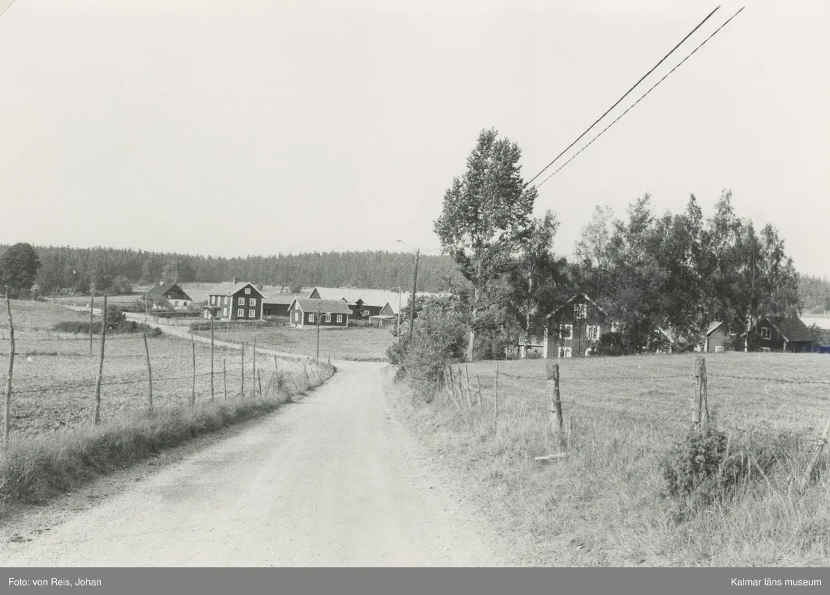Bygatan i Drageryd i odlingslandskapet.