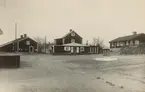 Vid torget. Från vänster Jonssons, Hammars och Fagerströms. Allt rivet omking. 1930.