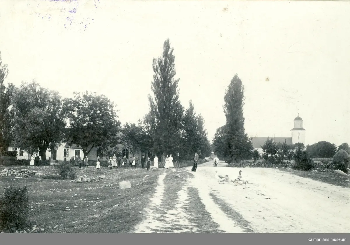 Folkskolan och kyrkan i Torslunda.