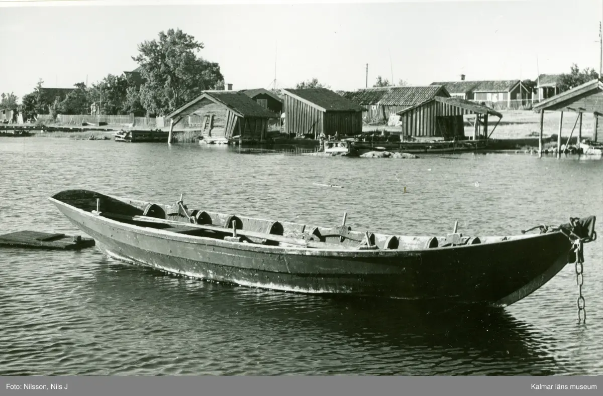 Eka och sjöbodar i Källskär.