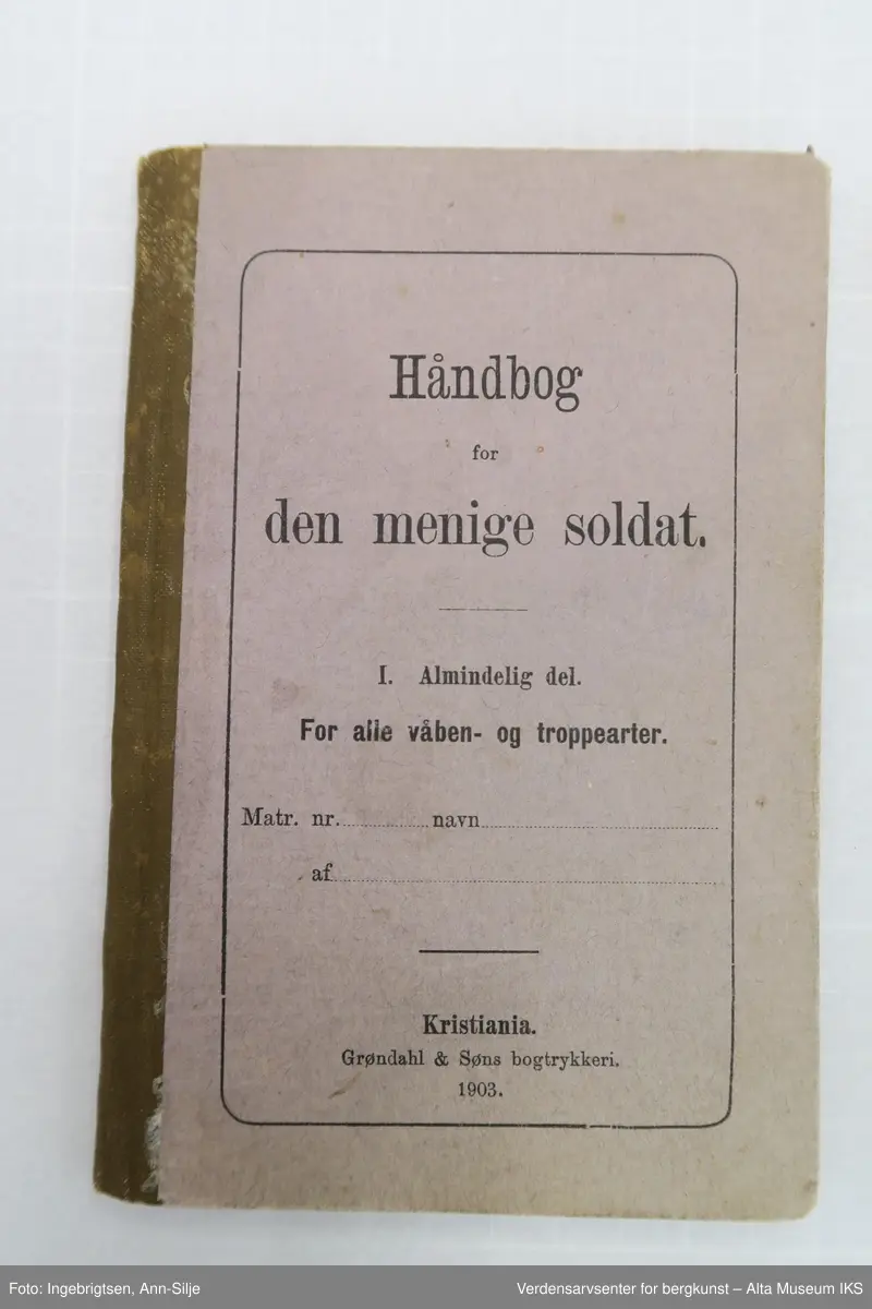En liten bok og en seddel.