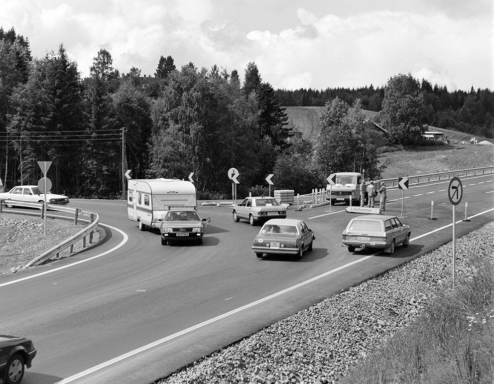 E6, åpning av ny parsell mellom Økelsrud og Moelv. Vegutbygging. De siste bilene kjører en gamle veien.