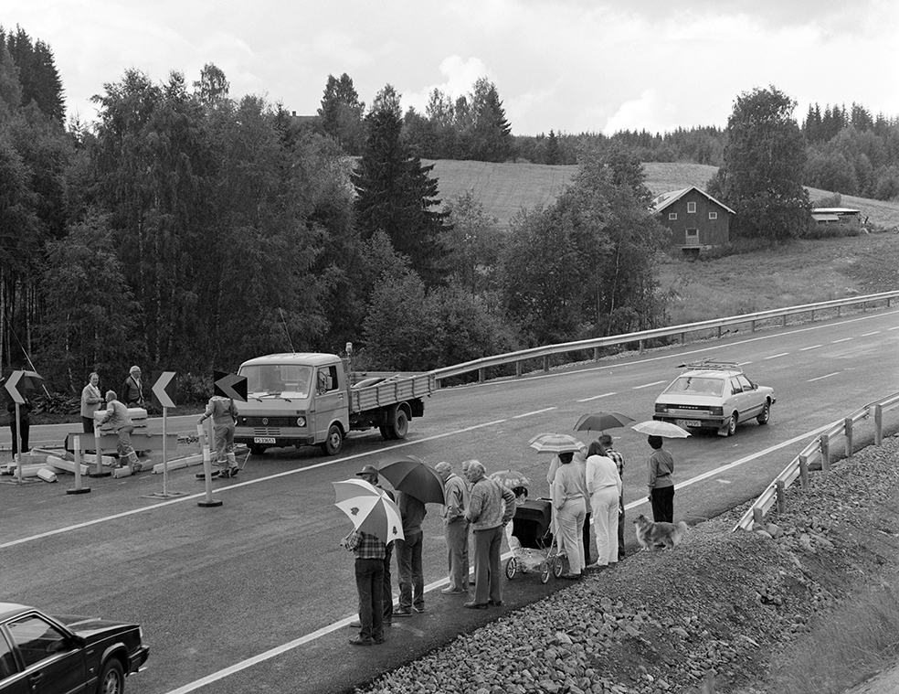 E6, åpning av ny parsell mellom Økelsrud og Moelv. Vegutbygging. Den første bilen på den nye veien.