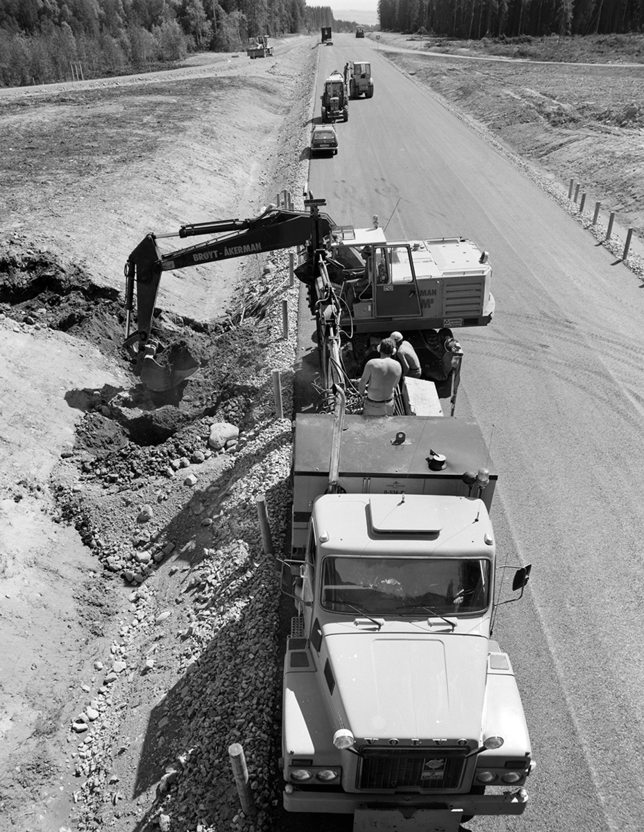 E6, anleggsarbeid, avkjøringen på Rudshøgda, vegutbygging, anleggsmaskiner.