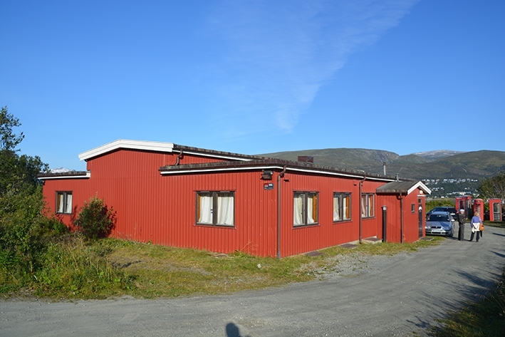 Hele anlegget med feederhus stod klart i 1930-årene. Hovedbygget er delvis ombygd med blant annet ny kledning. Her fantes en 10 kW langbølgesender for å dekke lange avstander til Grønlandsområdet. Garasjen på 55 kvadratmeter ble oppført i 1940. Anlegget ble nedlagt i 1991. Få år seinere ble mastene revet.