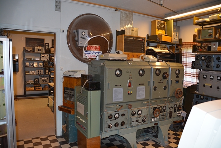 Hele anlegget med feederhus stod klart i 1930-årene. Hovedbygget er delvis ombygd med blant annet ny kledning. Her fantes en 10 kW langbølgesender for å dekke lange avstander til Grønlandsområdet. Garasjen på 55 kvadratmeter ble oppført i 1940. Anlegget ble nedlagt i 1991. Få år seinere ble mastene revet.