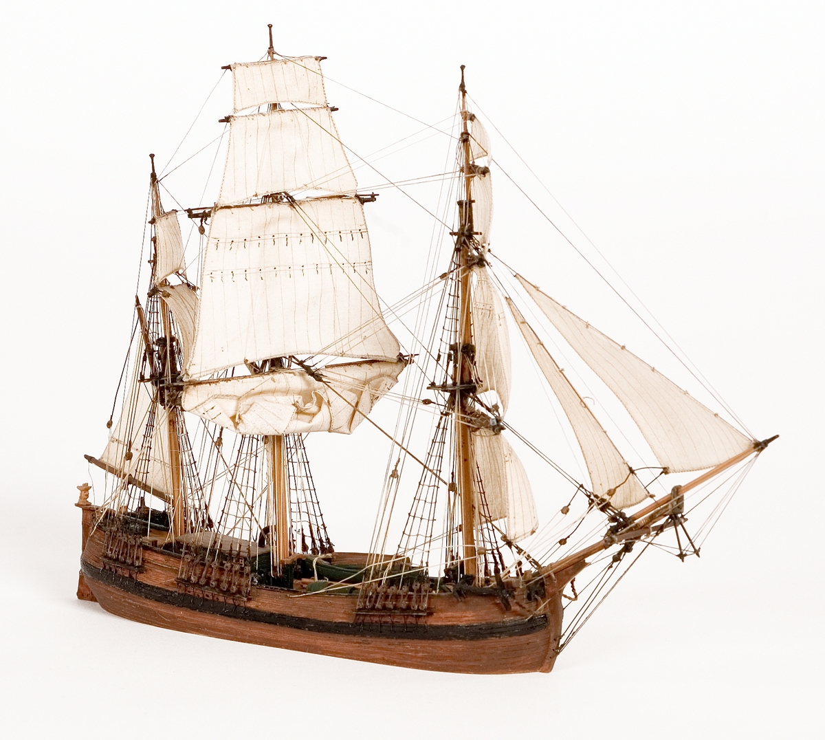 Vattenlinjemodell av Galjot. Rårna brassade back på stortoppen. Skrovet rundgattat. Fyra fönster i akterspegeln.Föremålets form: Vattenlinjemodell