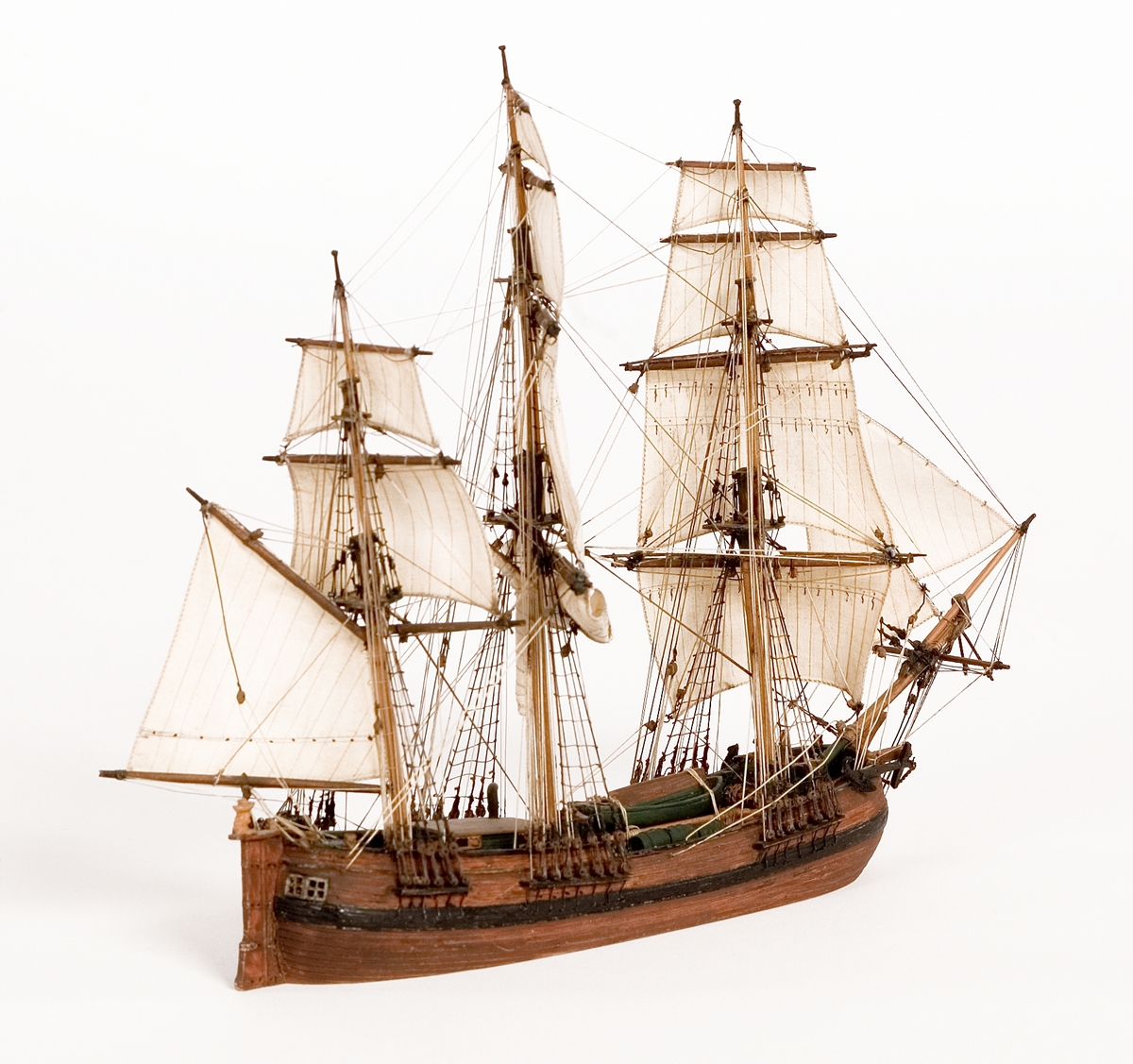 Vattenlinjemodell av Galjot. Rårna brassade back på stortoppen. Skrovet rundgattat. Fyra fönster i akterspegeln.Föremålets form: Vattenlinjemodell