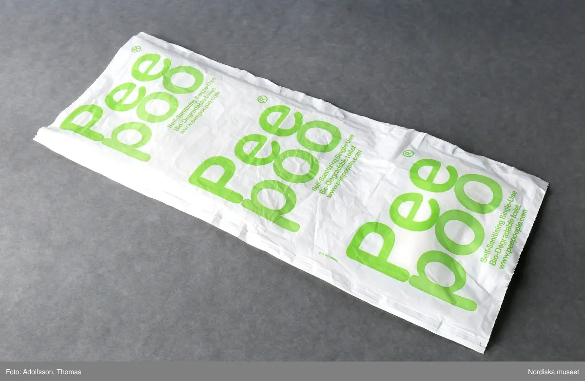 Rektangulär vit plastpåse med öppning i ena kortsidan. På en sida tryck i grönt med text (se nedan). På den vita sidan datummärkning (tillverkningen). Inuti påsen vit innerpåse i plast av större storlek, fäst i botten. I dess botten en förpackning innehållande Urea (för nedbrytning). 

Enligt företagets hemsida är plasten en "non-woven polylactic acid (PLA) biopolymer".
/Leif Wallin 2016-05-11