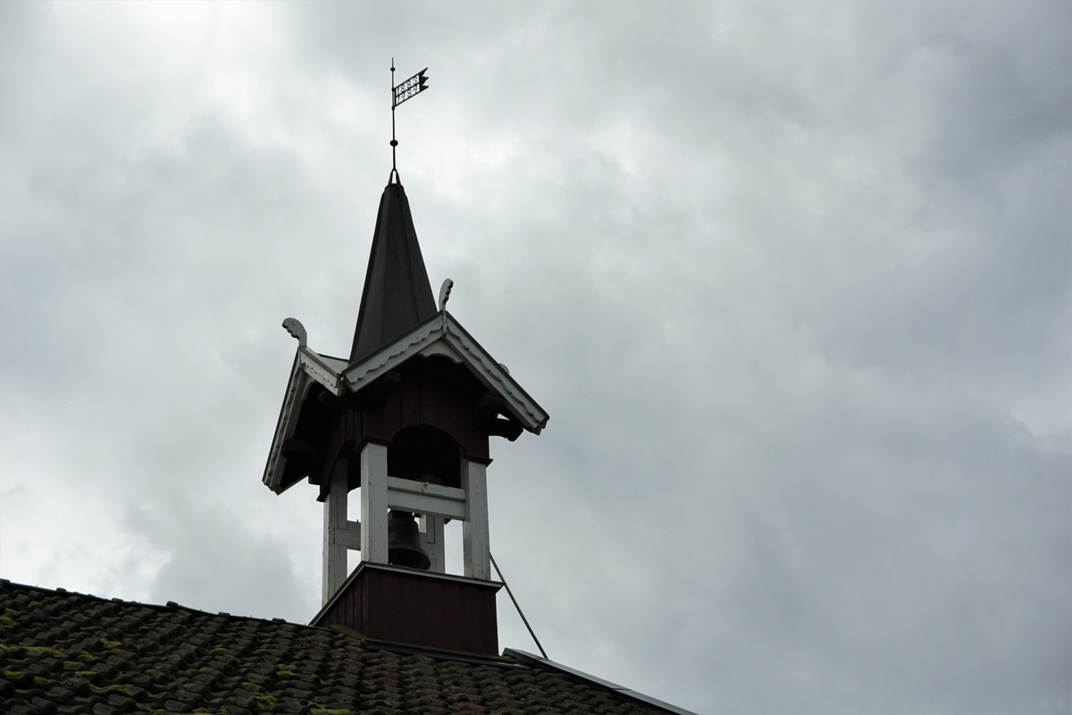Sendstad, Nes, Ringsaker. Klokketårnet står på tradisjonelt vis på stabburstaket. Tårnet ble bygget i 1989 som erstatning for det gamle da hele stabburet ble restaurert og flyttet til tunet. Tårnet har en rød- og hvitmalt grunnkonstruksjon med hvitmalte møner og ornamenteringer. Taket til støpulet er et kryssformet saltak med et kjegleformet midtparti, alt kledd i kobber.