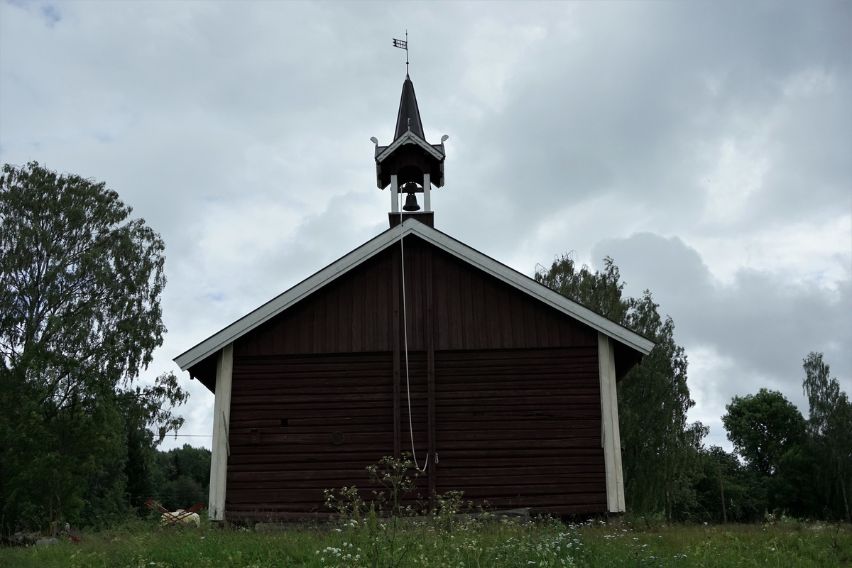 Sendstad, Nes, Ringsaker. Klokketårnet står på tradisjonelt vis på stabburstaket. Tårnet ble bygget i 1989 som erstatning for det gamle da hele stabburet ble restaurert og flyttet til tunet. Tårnet har en rød- og hvitmalt grunnkonstruksjon med hvitmalte møner og ornamenteringer. Taket til støpulet er et kryssformet saltak med et kjegleformet midtparti, alt kledd i kobber.