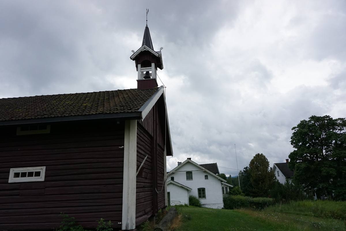 Sendstad, Nes, Ringsaker. Klokketårnet står på tradisjonelt vis på stabburstaket. Tårnet ble bygget i 1989 som erstatning for det gamle da hele stabburet ble restaurert og flyttet til tunet. Tårnet har en rød- og hvitmalt grunnkonstruksjon med hvitmalte møner og ornamenteringer. Taket til støpulet er et kryssformet saltak med et kjegleformet midtparti, alt kledd i kobber.