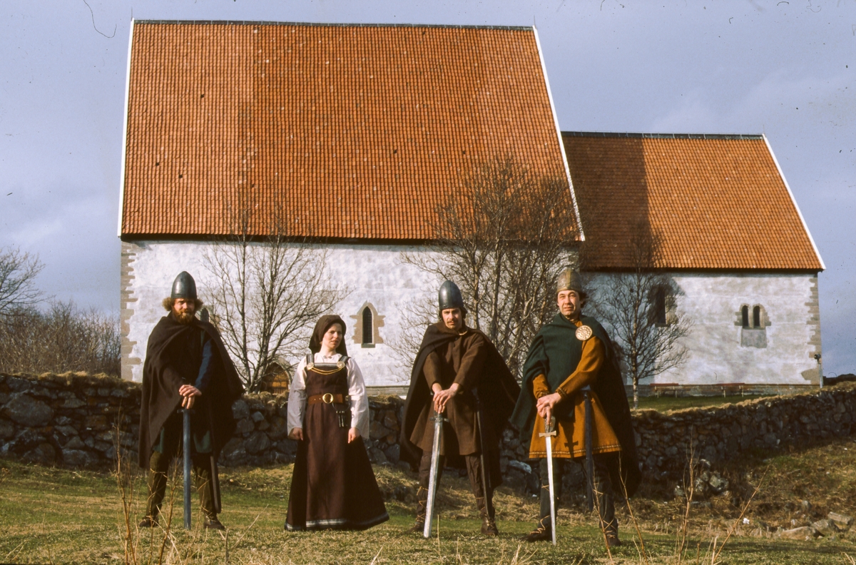 Fire skuespillere foran Trondeneskirka.