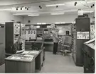 Kråks radiostation Karlsborg 1964 Kortvågssalen gamla station. Sändarvakt :Sture Gunnarsson. Erik Eriksson utför frekvensmätning på en kortvågssändare.