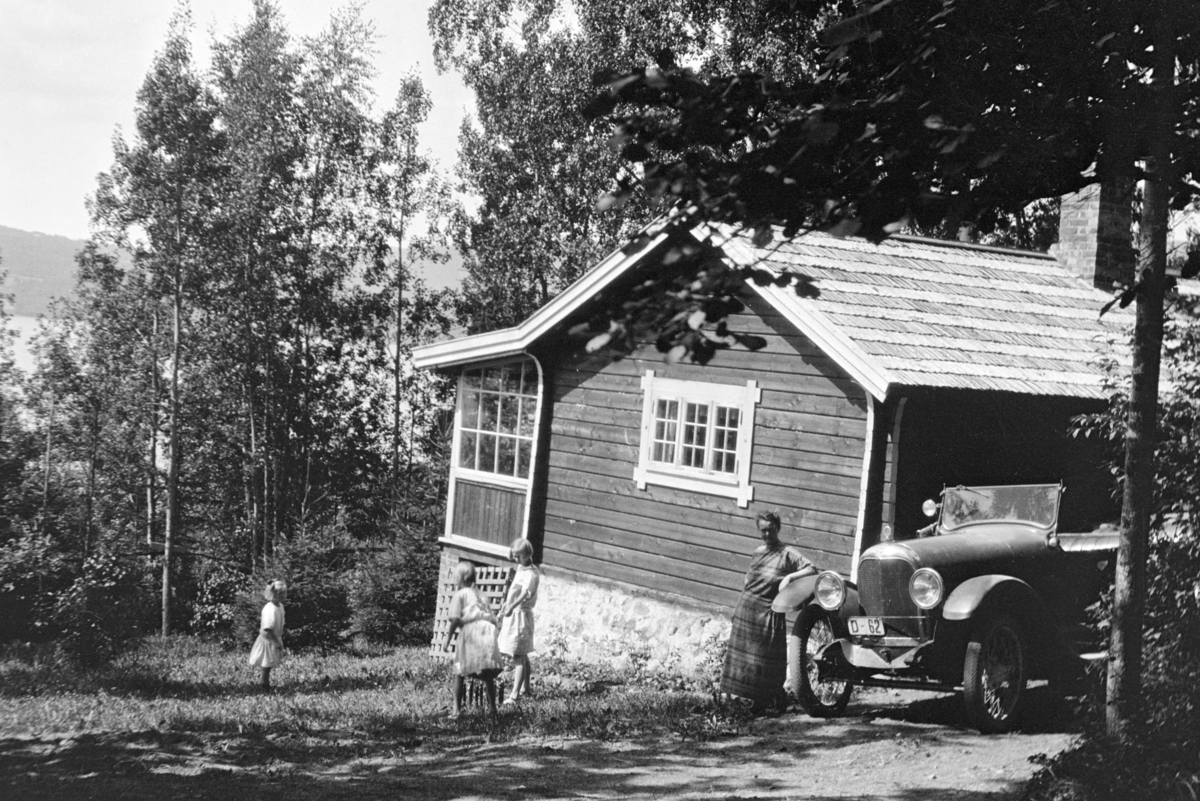 Ringsaker, Furnes, Jessnes, Grøtodden, utflukt til hytta "Lia" tilhørende baker Johs. Johannessen, biltur, bil med registreringsnummer D-62, en Paige åpen personbil, i bilboken for 1926 er bilen registrert på baker Johs. Johannessen, ved bilen står Aagot Johannessen.