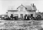 Mölltorp. J A Holmblads bryggeri, omkr år 1900. Hästar och ölutkörare framför byggnaden. Endast neg finns.