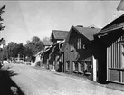 Karlsborg Rödesund. Gatubild från Storgatan år 1944, när Strömbron byggdes om. Till höger står skomakare Nordström utanför sitt hus. Endast neg finns.