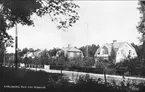 Karlsborg, Storgatan. Byggnaden närmast till höger, byggd av Oscar Helge år 1924. Den enda kvarvarande byggnaden. Förstoring 25 x 40. Neg finns.